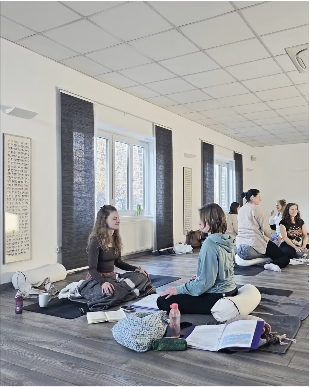 Teilnehmer:innen in Meditation